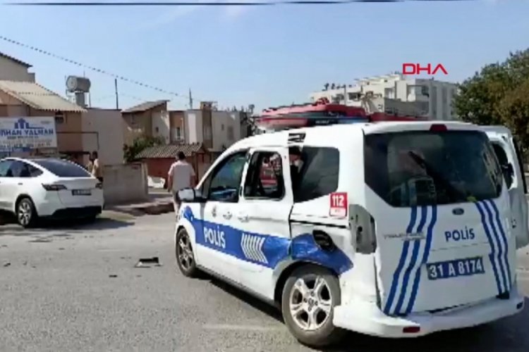 Hatay'da otomobil ve polis aracı &ccedil;arpıştı! 3'&uuml; polis, 5 yaralı