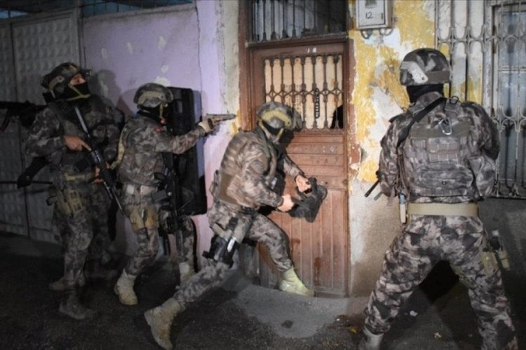 İzmir merkezli d&uuml;zenlenen ter&ouml;r operasyonunda 13 ş&uuml;pheli yakalandı