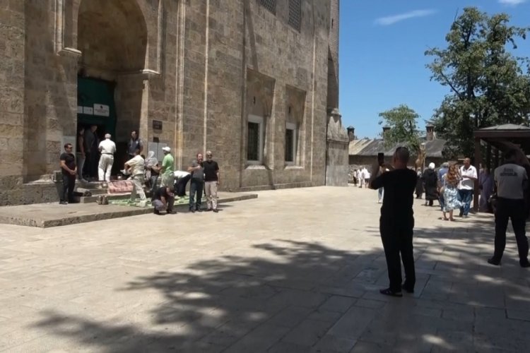 Bursa'da cuma namazı sonrasında sakalı şerif g&ouml;sterildi, cami &ccedil;ıkışında yemek ikramı yapıldı