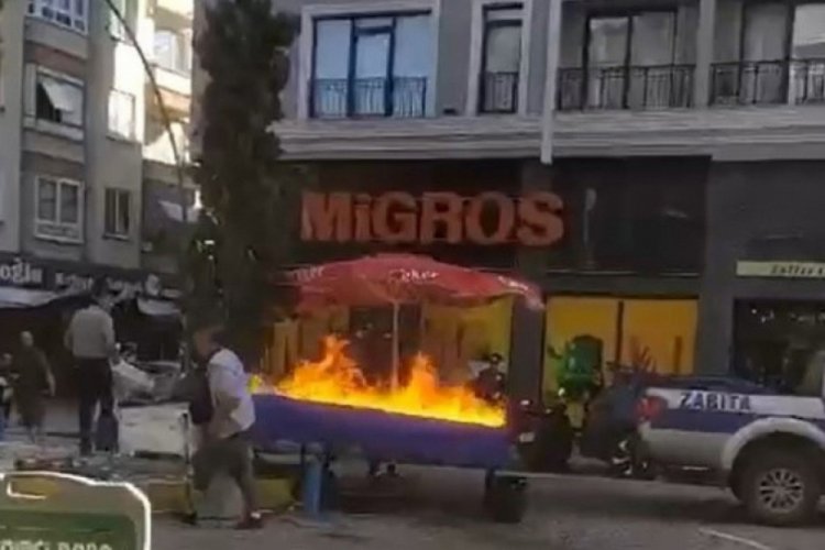 Balıkesir'de zabıtaya kızan seyyar satıcı tezgahını ateşe verdi