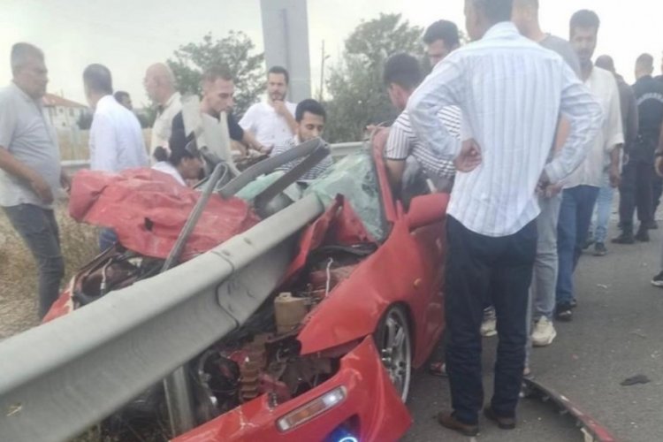 Ankara'da ara&ccedil; bariyerlere &ccedil;arptı 1 kişi &ouml;ld&uuml; 1 kişi ağır yaralandı