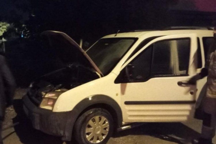 Adıyaman'da park halindeki ara&ccedil; alevlere teslim oldu