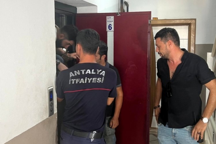 Ş&uuml;pheli &ouml;l&uuml;m ihbarına giden polis asans&ouml;rde mahsur kaldı