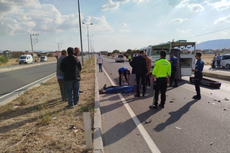 Yolun karşısına ge&ccedil;mek isteyen elektrikli motor s&uuml;r&uuml;c&uuml;s&uuml;ne ara&ccedil; &ccedil;arptı: 1 &ouml;l&uuml;