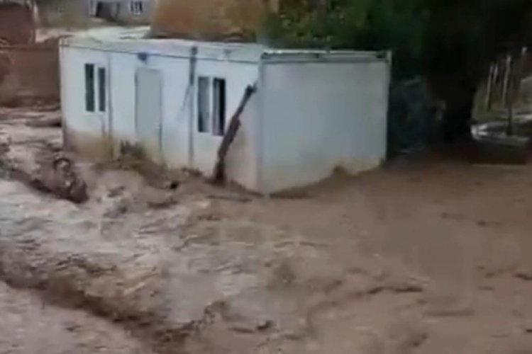 Van'da sel suları yaşam konteynerini s&uuml;r&uuml;kledi