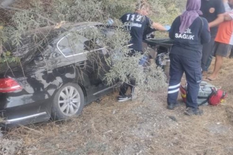 Konya'da otomobil yol kenarındaki ağa&ccedil;lara &ccedil;arptı: 1 &ouml;l&uuml;, 1 yaralı