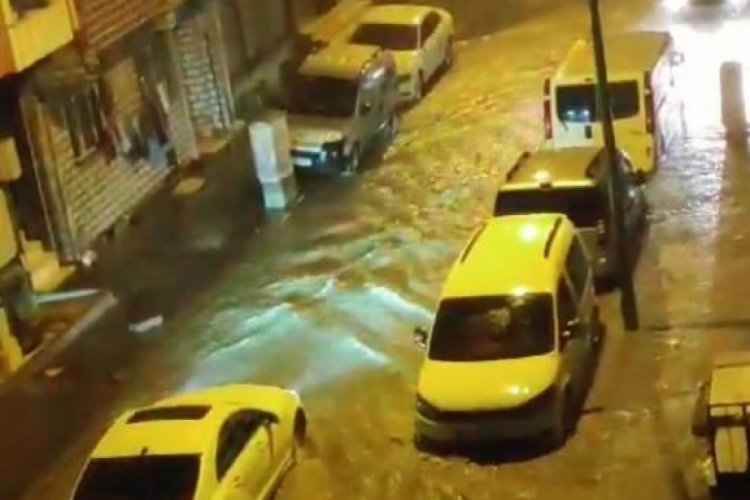 İstanbul'da sağanak etkili oldu, yollar dereye d&ouml;nd&uuml;
