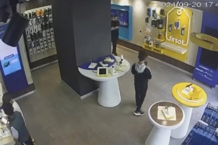 Bursa'da 30 saniyede 160 bin lira değerindeki telefonları b&ouml;yle &ccedil;aldılar