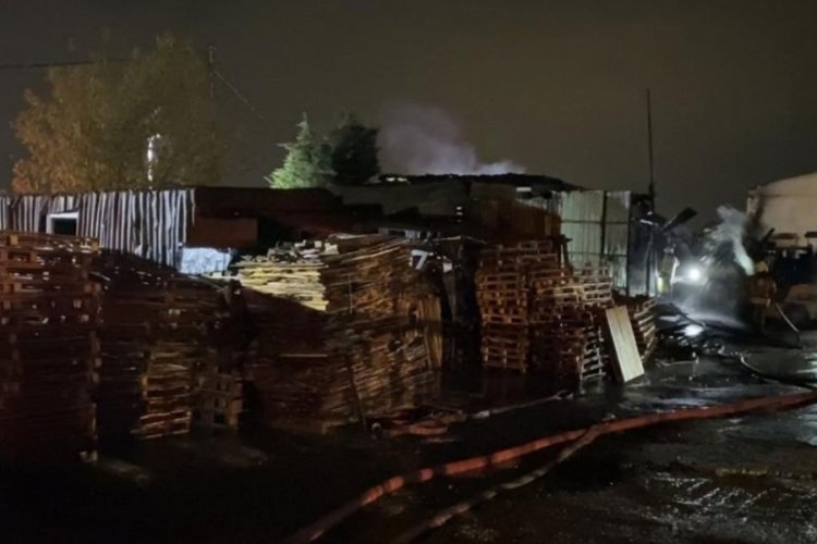 İstanbul'da kereste fabrikasında yangın! 17 yaşındaki gen&ccedil; hayatını kaybetti