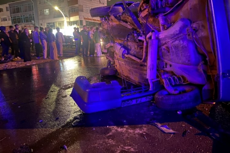 4 aracın karıştığı zincirleme kazada 3 kişi yaralandı