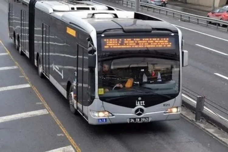İstanbul'da metrob&uuml;s kaza yaptı!