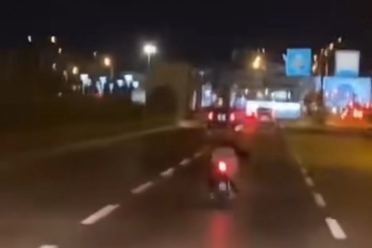 Bursa'da motosiklet sürücüsü motosikletin üzerine uzandı!