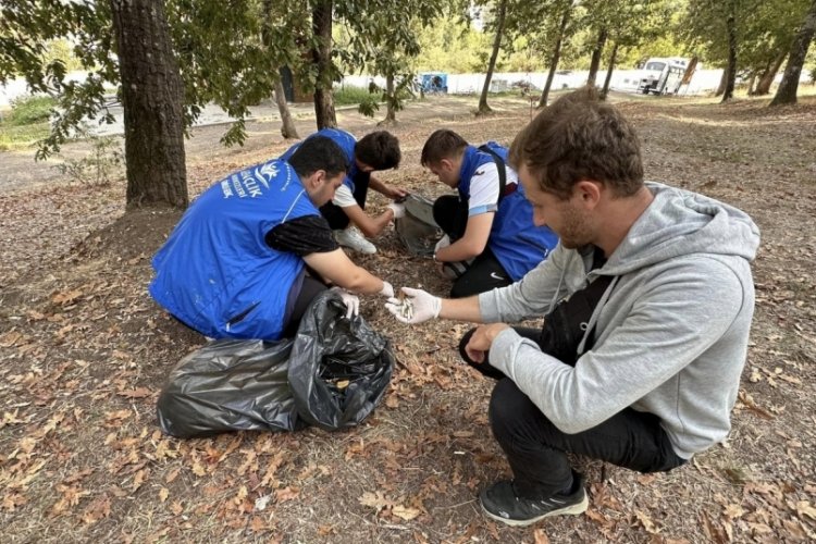 D&uuml;zce'nin gen&ccedil;leri temiz &ccedil;evre i&ccedil;in poşet poşet &ccedil;&ouml;p topladılar!