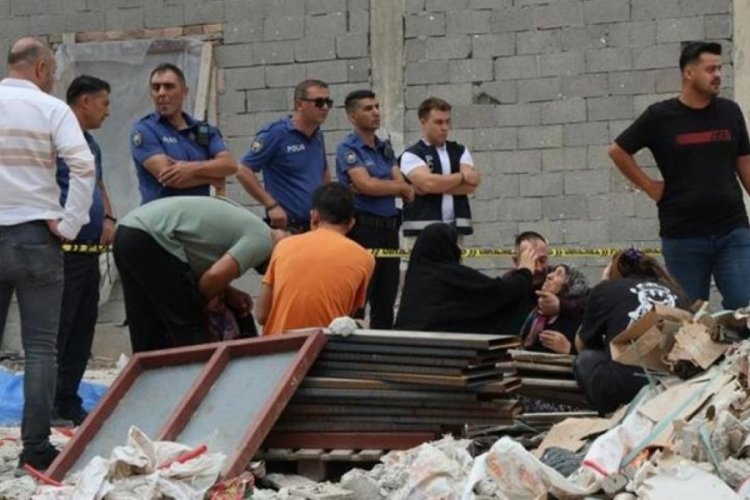 Adana'da kan donduran olay! Vin&ccedil;teki demir kova iş&ccedil;ilerin &uuml;zerine d&uuml;şt&uuml;: 2 &ouml;l&uuml;