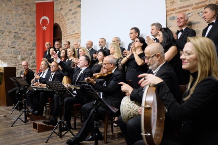 Bursa Osmangazi'de 'Hazan Mevsimi' konseri ile m&uuml;ziğe doydu