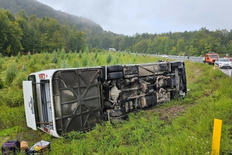 Zonguldak'ta yoldan &ccedil;ıkan minib&uuml;s &ccedil;imlik alana u&ccedil;tu! 9 yaralı