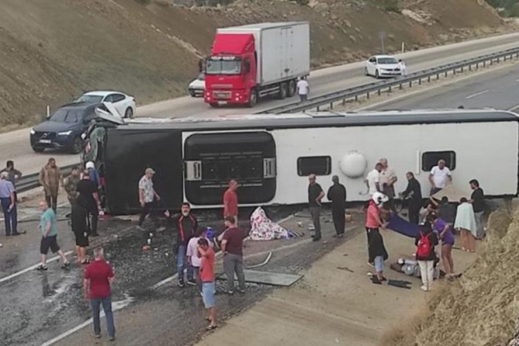 Antalya'da kontrolden &ccedil;ıkan yolcu otob&uuml;s&uuml; devrildi! En az 10 yaralı