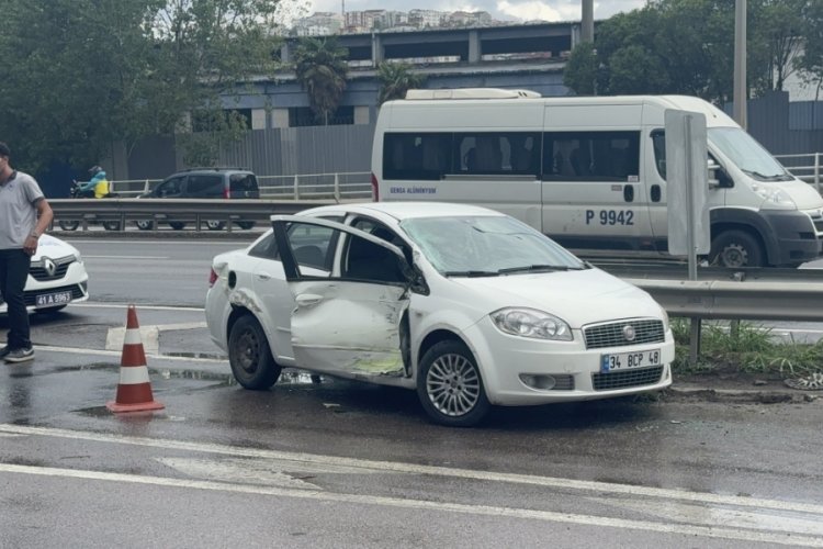 Belediye otob&uuml;s&uuml; ile otomobil &ccedil;arpıştı: 2 yaralı