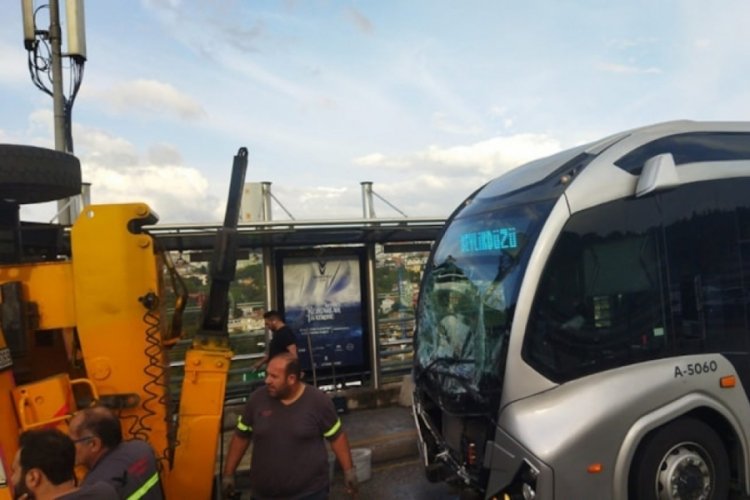 15 Temmuz Şehitler K&ouml;pr&uuml;s&uuml;'nde metrob&uuml;sler &ccedil;arpıştı