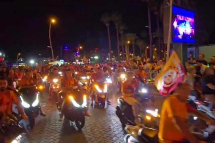 Marmaris'te Galatasaraylılar sokaklara d&ouml;k&uuml;ld&uuml;