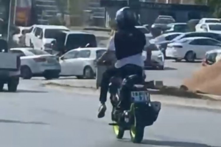 Bursa'da motosiklet s&uuml;r&uuml;c&uuml;leri &ouml;n kaldırarak seyretti