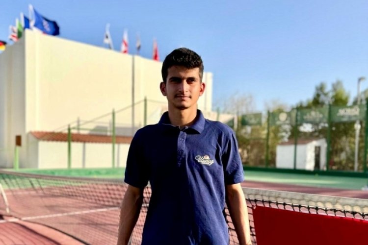 T&uuml;rk tenisinin gen&ccedil; yıldızı Emirhan Bulut'tan &ccedil;ifte şampiyonluk!
