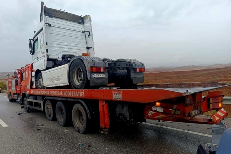 Otomobil &ccedil;ekiciye &ccedil;arptı: 4 yaralı