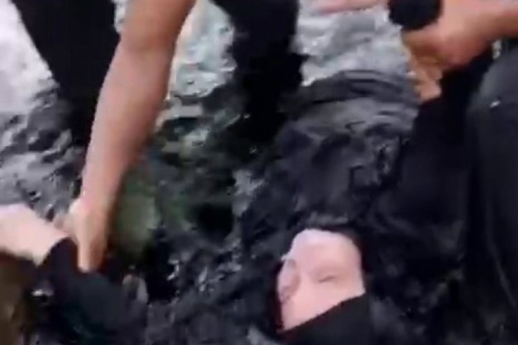 Denize d&uuml;şen kadın son anda kurtarıldı