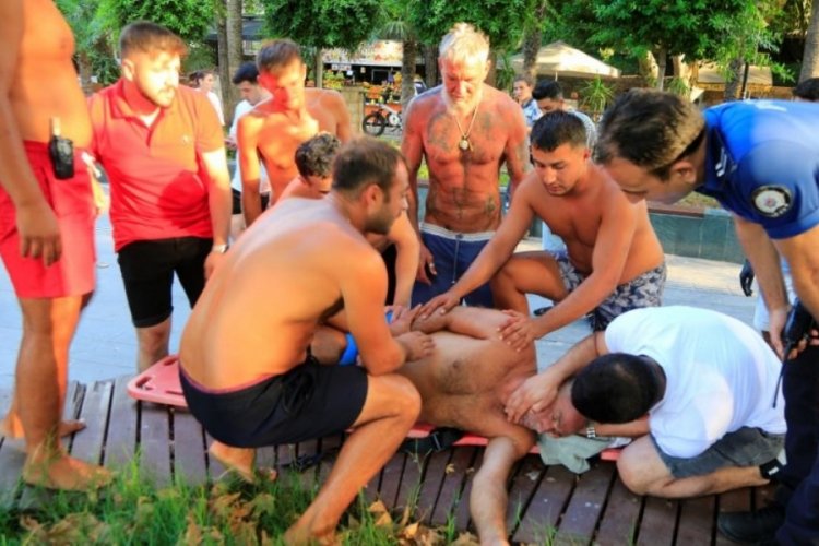Antalya'da kayalıklardan d&uuml;şen şahsı kurtarmak i&ccedil;in ekipler zamanla yarıştı