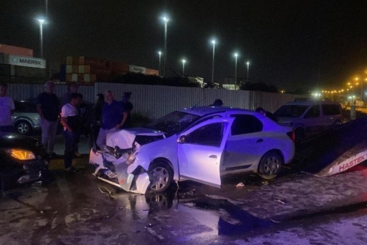 Virajı alamayan otomobil karşı şeride ge&ccedil;ti: 5 yaralı