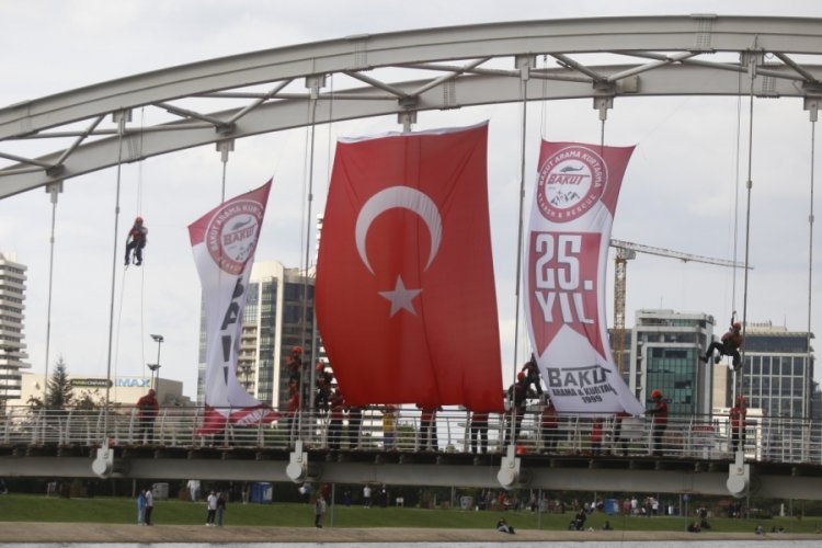 BAKUT 25. yılını k&ouml;pr&uuml; &uuml;zerinde T&uuml;rk bayrağı a&ccedil;arak kutladı