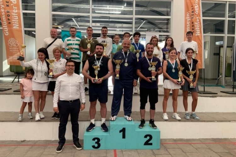 Bursa'da d&uuml;zenlenen Raket Sporları Turnuvası'nda kazananlar belli oldu