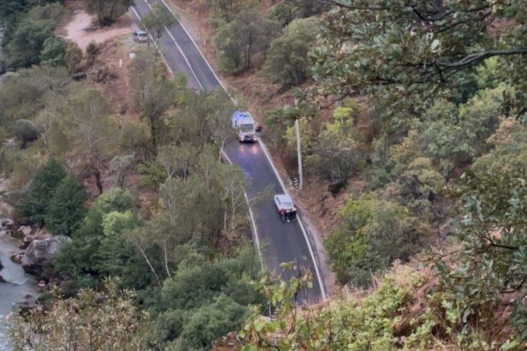 Tunceli'de yolda kalan araca sağılk &ccedil;alışanları yardım etti