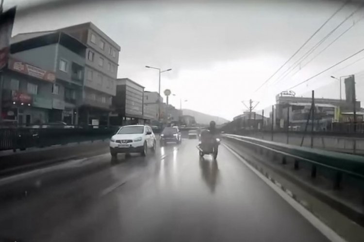 Bursa'da motosiklet s&uuml;r&uuml;c&uuml;s&uuml; kayganlaşan yolda d&uuml;şt&uuml;