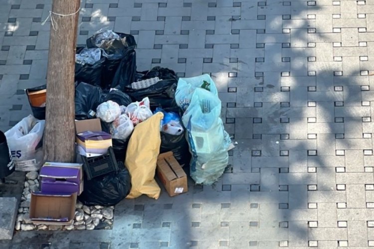 İzmir'de toplanmayan &ccedil;&ouml;pler sokaklarda kaldı