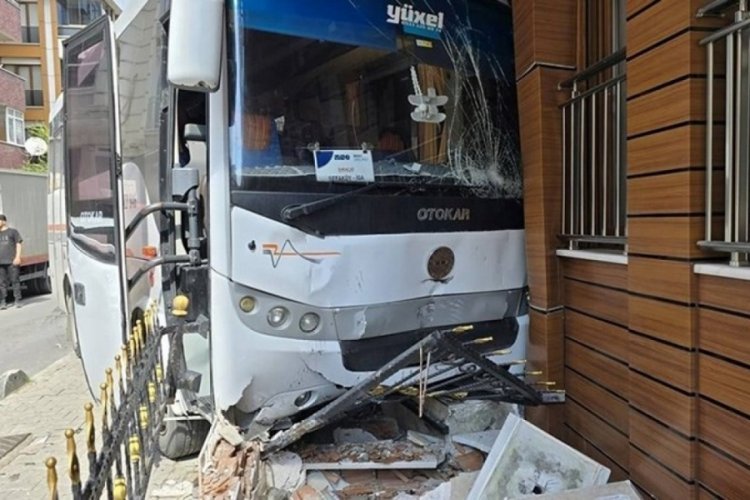 İstanbul'da kontrolden &ccedil;ıkan servis minib&uuml;s&uuml; binaya &ccedil;arptı