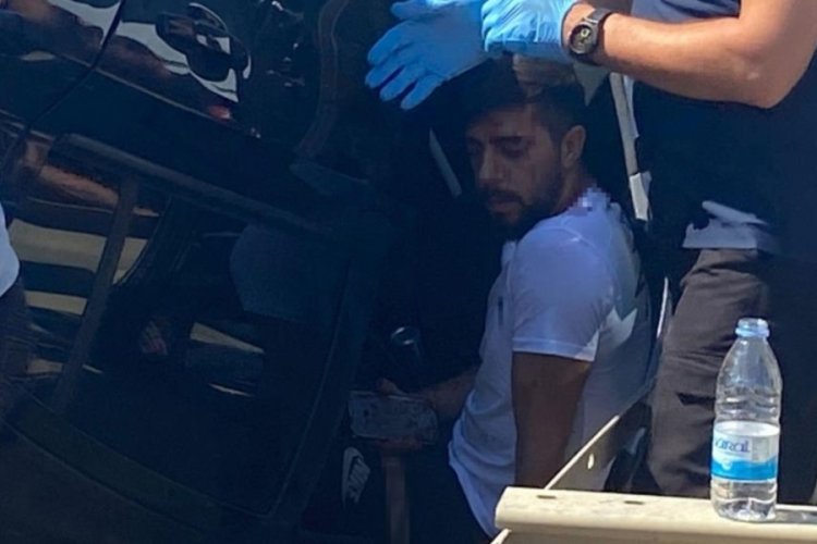 Antalya'da takla atan ara&ccedil;ta sıkıştı, itfaiyeyi bekledi