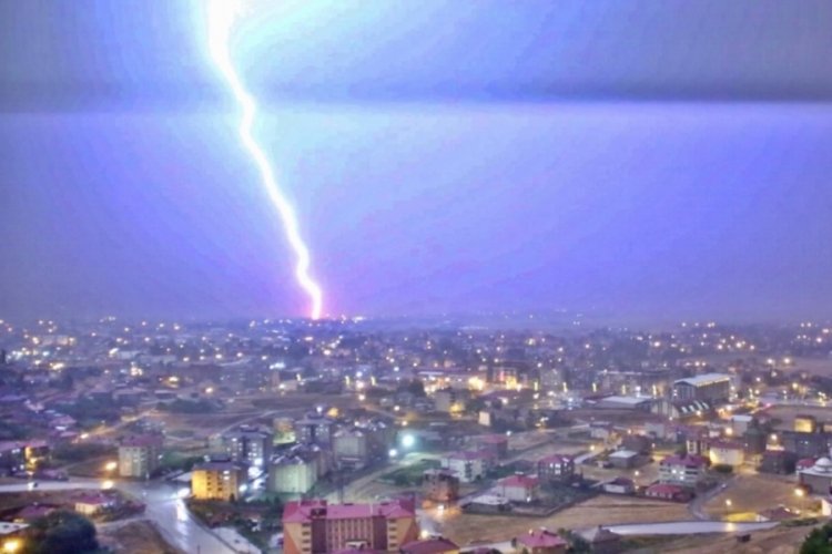 Hakkari'de şimşekler geceyi aydınlattı