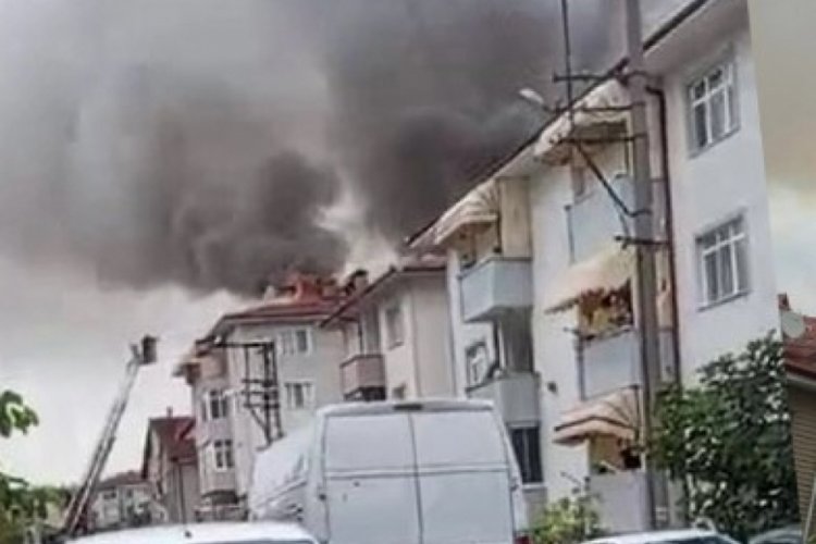 Sakarya'da bina yangını: Mahalleli sokağa d&ouml;k&uuml;ld&uuml;