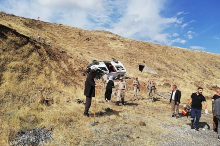 Muş'ta d&uuml;ğ&uuml;ne gideleri taşıyan minib&uuml;s takla attı: 20 yaralı