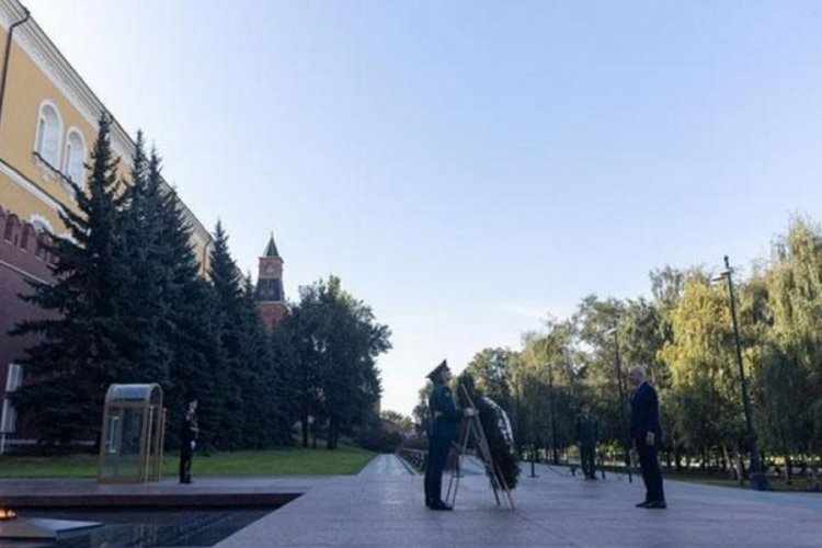 TBMM Başkanı Kurtulmuş'tan, Kremlin Me&ccedil;hul Asker Anıtına &ccedil;elenk