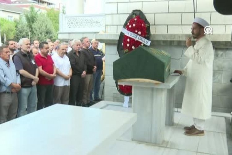 Bursa'da d&uuml;şen eğitim u&ccedil;ağında hayatını kaybeden pilot toprağa verildi