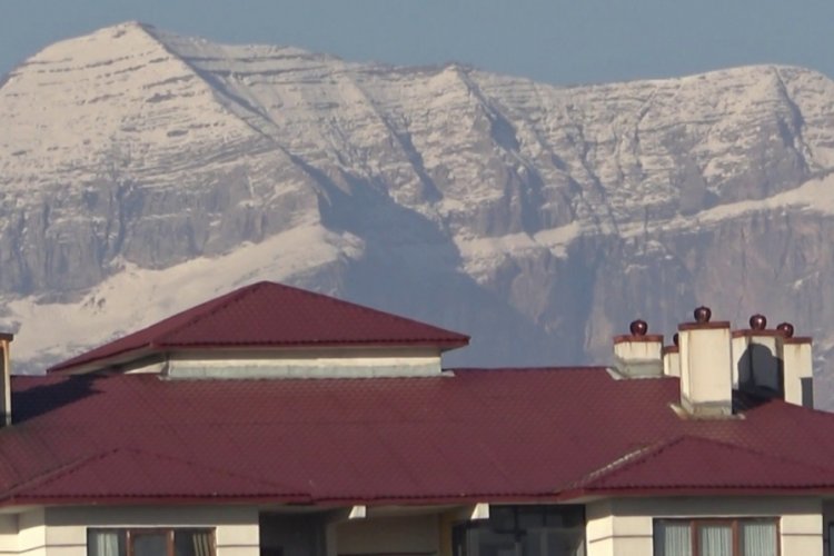 Hakkari'de mevsimin ilk karı d&uuml;şt&uuml;