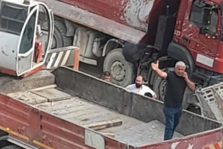 Tamir etmeye &ccedil;alıştığı kamyonun damperi kapanınca feci şekilde can verdi