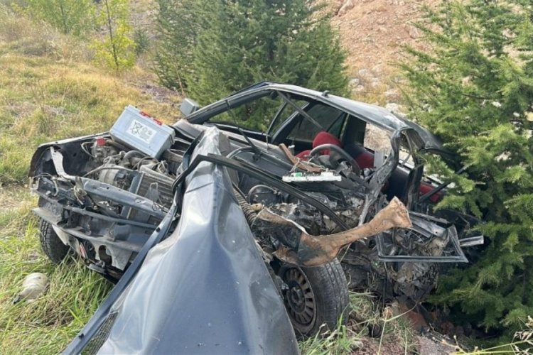 Uşak'ta iki otomobil &ccedil;arpıştı: 2 &ouml;l&uuml;, 2 yaralı