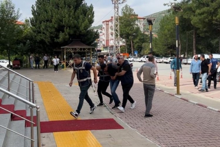 Burdur'da arabasının önünü kesip halasının oğlunu öldüren genç ve eşi tutuklandı