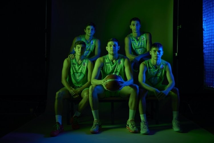 TOFAŞ Basketbol Takımı 2024-2025 sezonu &ouml;ncesi kameraların karşısına ge&ccedil;ti