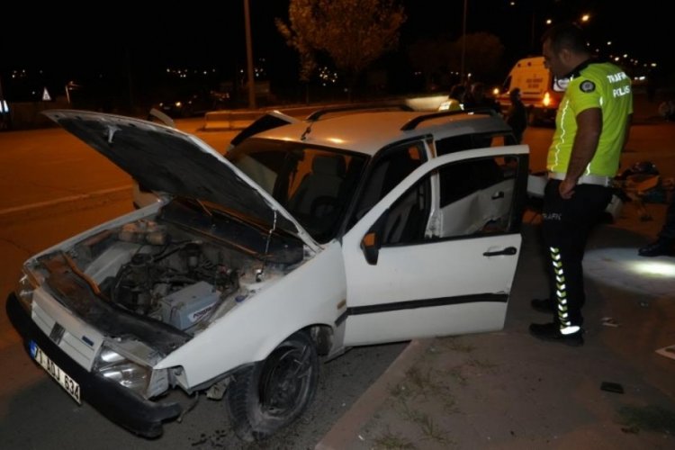 Kırıkkale'de orta ref&uuml;je &ccedil;arpan otomobil hurdaya d&ouml;nd&uuml;: 2 yaralı