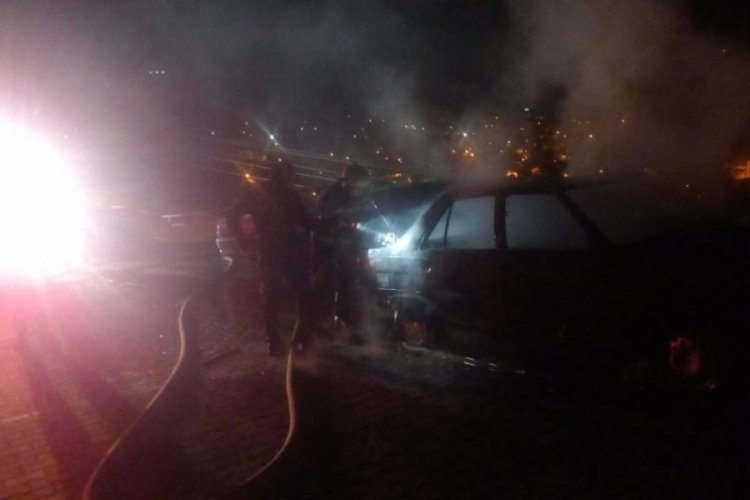 Muğla'da park halindeki otomobil alevlere teslim oldu