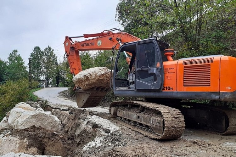 D&uuml;zce'de heyelan yaşanan b&ouml;lgelerde titizlikle &ccedil;alışmalar s&uuml;r&uuml;yor!